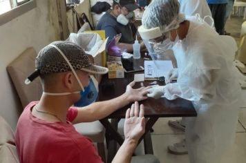 Foto - REALIZAÇÃO DE TESTE RAPIDO NO COMERCIO DE FERNÃO