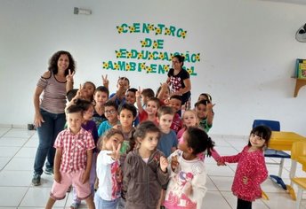 Alunos do Núcleo de Educação Infantil visitam o Centro de Educação Ambiental e plantam girassóis em comemoração ao Dia do Meio Ambiente